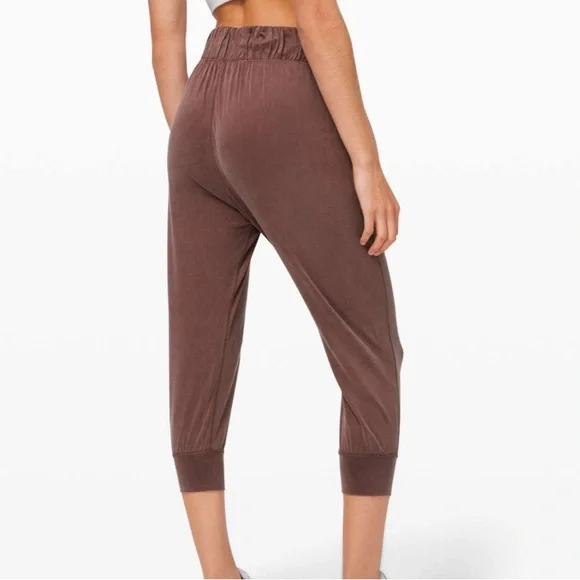 Lululemon Lost in Leisure Crop Jogger in Antique Bark Purple Size 10 - Picture 3 of 9